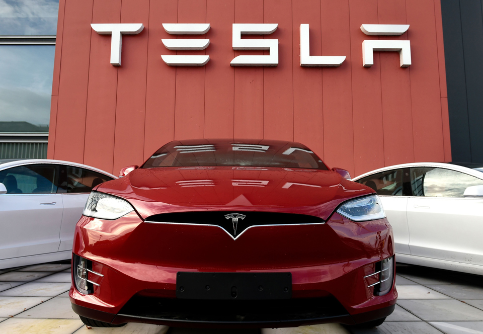 Giá trị Tesla vượt mốc 1.000 tỷ USD - Ảnh 1