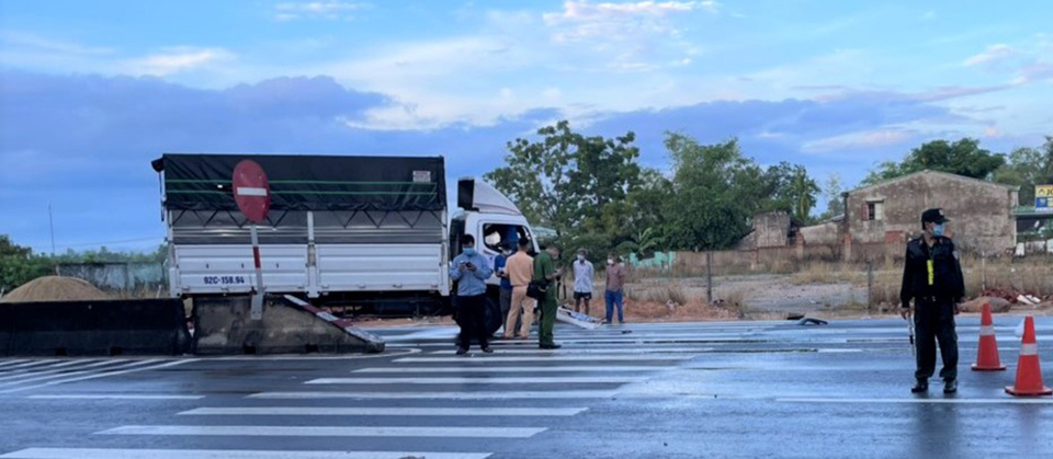 Quảng Nam: Xe tải tông vào dải phân cách, 3 người thương vong - Ảnh 1