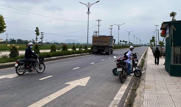 Tai nạn giao thông mới nhất hôm nay (1/11): Xe máy đấu đầu taxi, nam thanh niên tử vong thương tâm - Ảnh 2