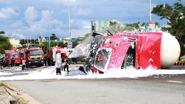 Tai nạn giao thông mới nhất hôm nay (20/9): Lùi xe tải vào nhà thiếu quan sát, nam tài xế cán tử vong con trai - Ảnh 2