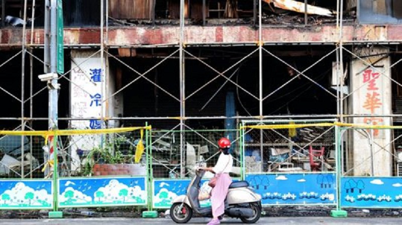 Quan chức Đài Loan điều tra nguyên nhân gây ra vụ cháy chung cư 13 tầng - Ảnh 1