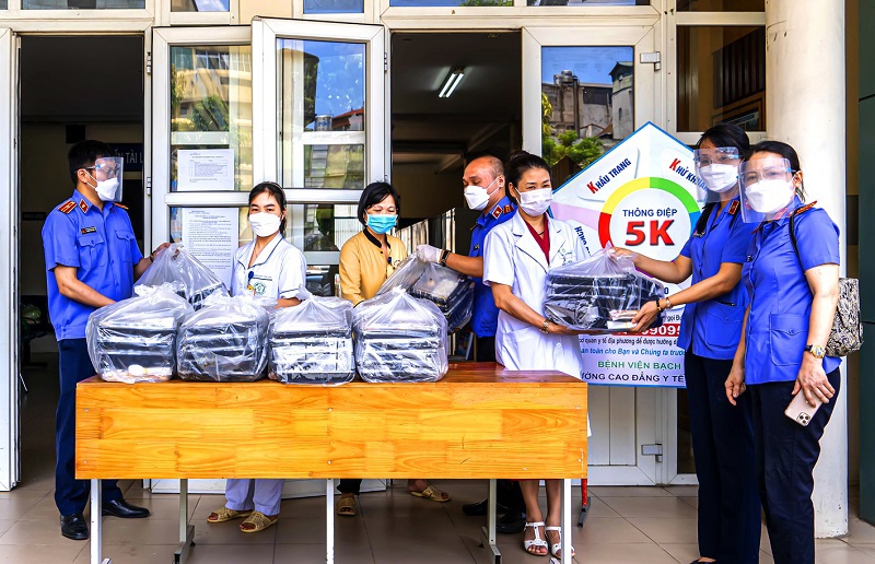 Những tấm lòng thiện nguyện chung tay cùng TP Hà Nội hỗ trợ hoàn cảnh khó khăn do đại dịch - Ảnh 7