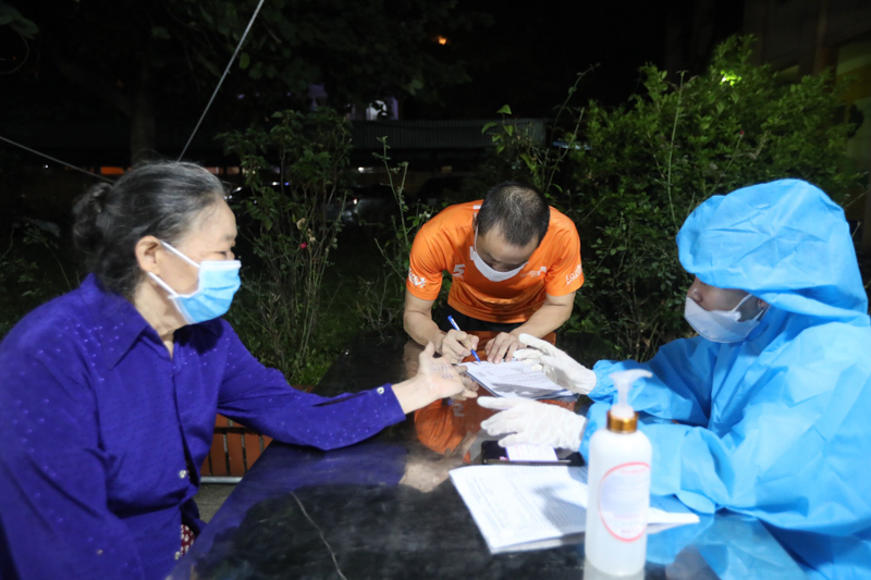 [Ảnh] Hà Nội: Nhiều quận, huyện lấy mẫu xét nghiệm và tiêm vaccine cho người dân vào ban đêm - Ảnh 17
