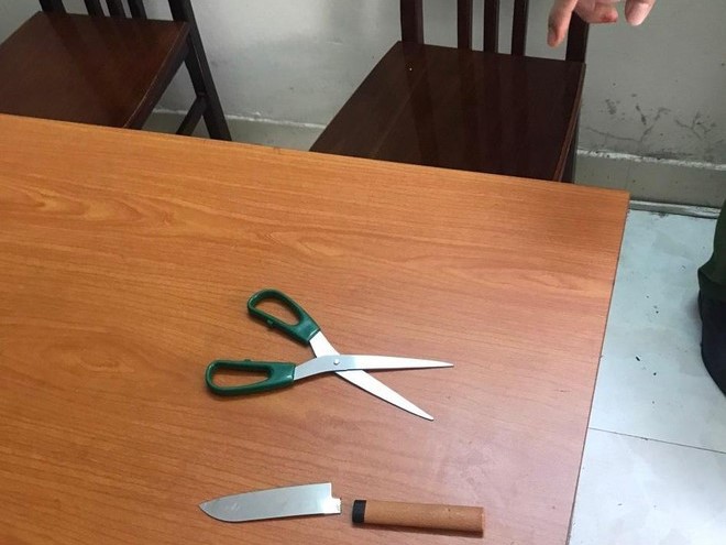 Nam thanh niên dùng dao, kéo tấn công cảnh sát rồi nằm “ăn vạ” ở trụ sở UBND xã - Ảnh 1