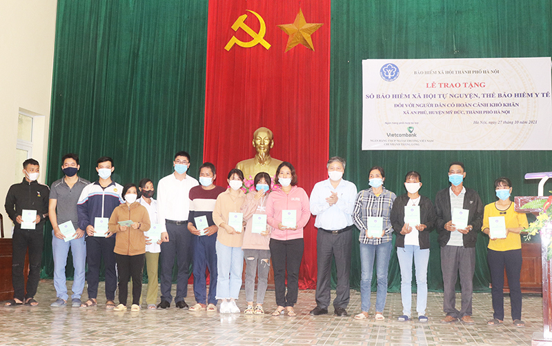 Hà Nội trao tặng 150 sổ BHXH, 150 thẻ BHYT cho người dân có hoàn cảnh khó khăn tại Ba Vì, Mỹ Đức - Ảnh 4