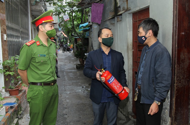 Quận Hoàn Kiếm: Đến tận nhà tặng bình cứu hoả, hướng dẫn phòng chống cháy nổ tại nhiều hộ dân - Ảnh 2
