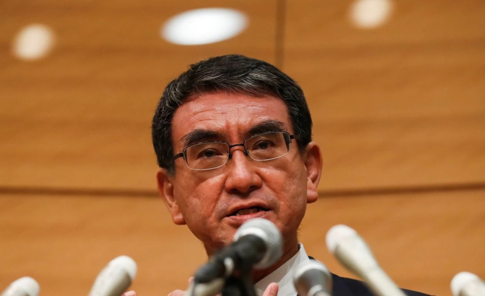 Bộ trưởng Taro Kono dẫn đầu thăm dò về kế nhiệm Thủ tướng Nhật Bản - Ảnh 1