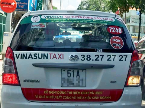 Lãnh đạo taxi Vinasun: Lái xe tự phát, dán khẩu hiệu phản đối Uber, Grab - Ảnh 2