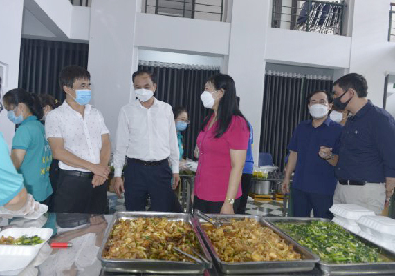 Chủ tịch Ủy ban MTTQ TP Nguyễn Lan Hương: Nhân rộng mô hình bếp ăn hỗ trợ các hoàn cảnh khó khăn tại quận Tây Hồ - Ảnh 1