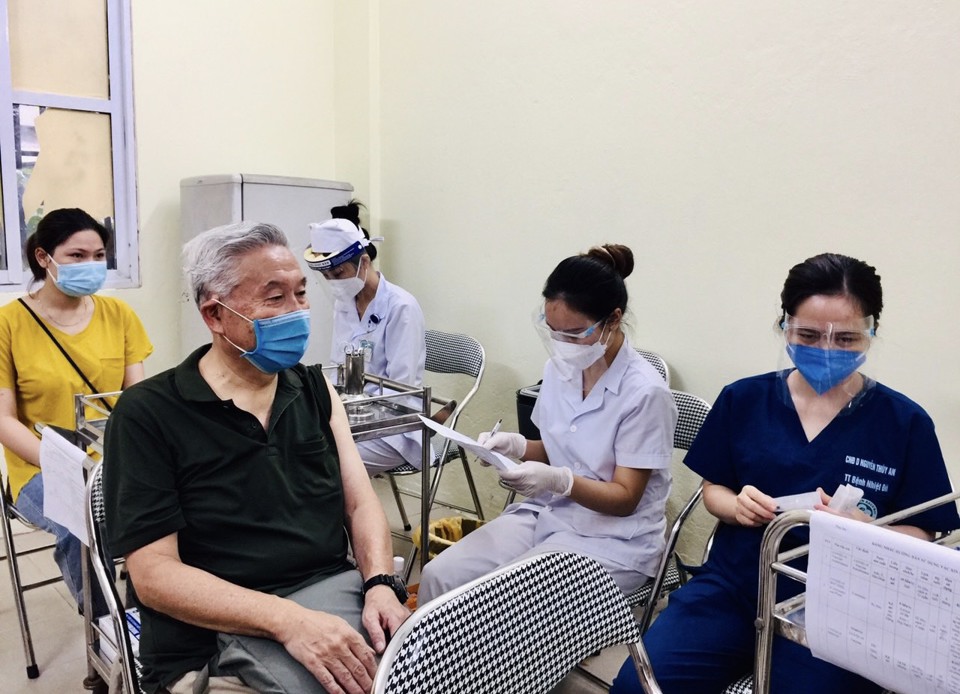 Đoàn cán bộ y tế tỉnh Tuyên Quang hỗ trợ “vùng đỏ” Thanh Xuân tiêm vaccine và lấy mẫu xét nghiệm - Ảnh 2