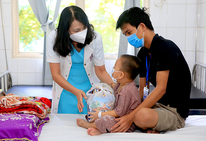 Thừa Thiên Huế: Mang Tết Trung thu đến với những bệnh nhi kém may mắn - Ảnh 1