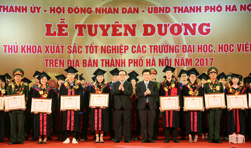 Hà Nội tuyên dương 84 thủ khoa xuất sắc năm 2017 - Ảnh 1