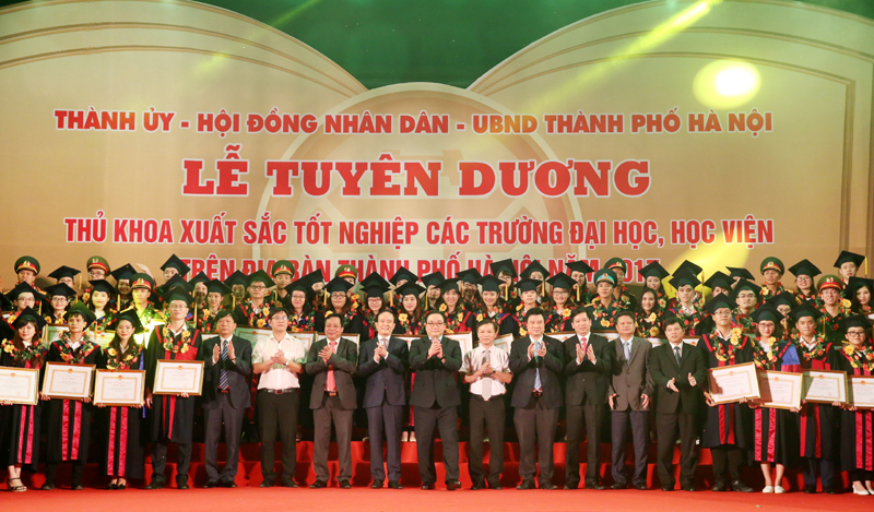 Hà Nội tuyên dương 84 thủ khoa xuất sắc năm 2017 - Ảnh 2