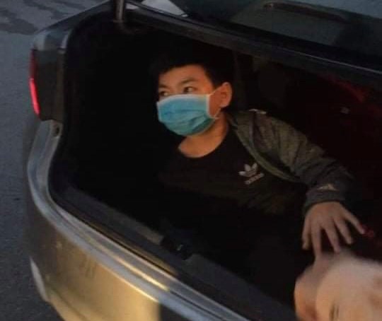 Hà Nội: Phát hiện lái xe giấu cháu bé sau cốp xe ô tô để qua chốt kiểm dịch Covid-19 - Ảnh 2