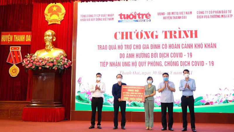 Huyện Thanh Oai tiếp nhận và trao 200 suất quà cho gia đình có hoàn cảnh khó khăn bởi dịch Covid-19 - Ảnh 2