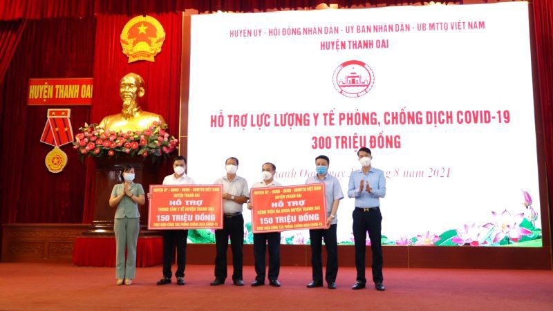 Huyện Thanh Oai tiếp nhận và trao 200 suất quà cho gia đình có hoàn cảnh khó khăn bởi dịch Covid-19 - Ảnh 4