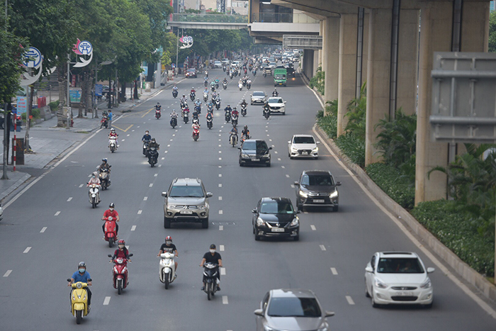 Người dân ra đường vẫn đông: Hà Nội lập 6 tổ kiểm soát trong nội thành - Ảnh 1