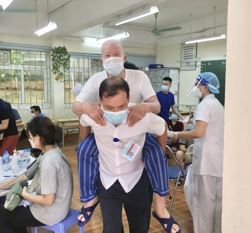 Người cao tuổi quận Thanh Xuân thấy yên tâm hơn khi được tiêm vaccine phòng Covid-19 - Ảnh 3