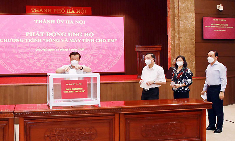 Cơ quan Thành ủy Hà Nội quyên góp ủng hộ Chương trình ''Sóng và máy tính cho em'' - Ảnh 1