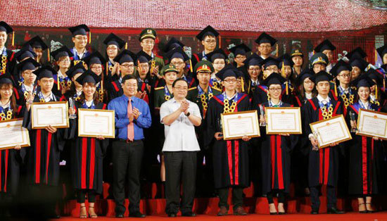 Hà Nội tuyên dương 84 thủ khoa xuất sắc các trường đại học 2017 - Ảnh 1