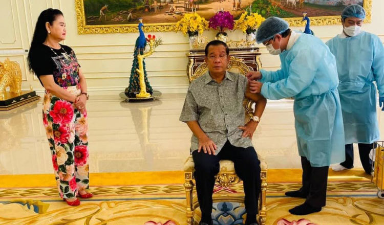 Thủ tướng Campuchia tiêm mũi thứ 3 vaccine Covid-19 - Ảnh 1