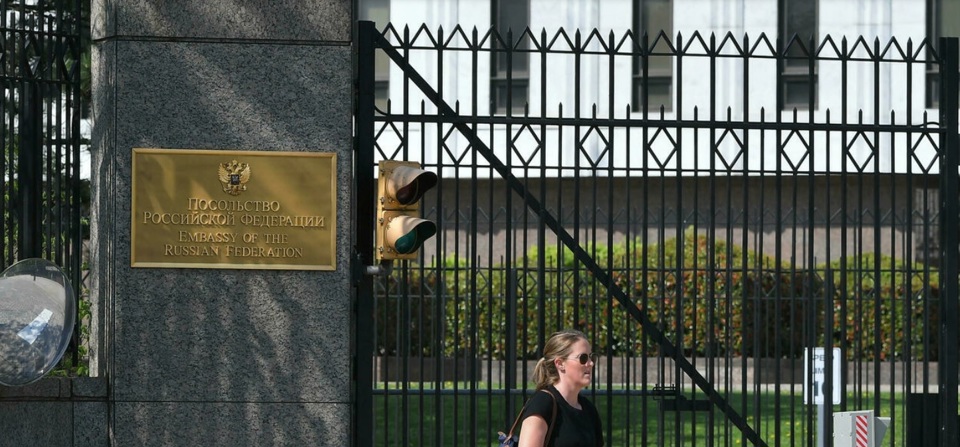 Thượng nghị sĩ Mỹ viết thư kêu gọi trục xuất 300 nhà ngoại giao Nga - Ảnh 1