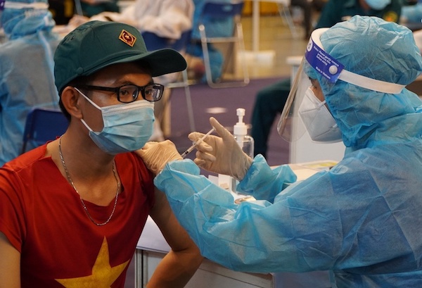 Tự nguyện tiêm vaccine Covid-19 - “chìa khóa” giúp TP Hồ Chí Minh vượt qua đại dịch - Ảnh 1