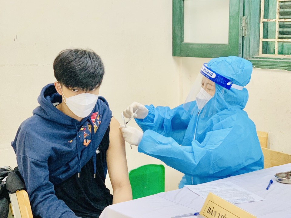 Quận Thanh Xuân: Hơn 12.000 học sinh THPT được tiêm phòng vaccine Covid-19 - Ảnh 1