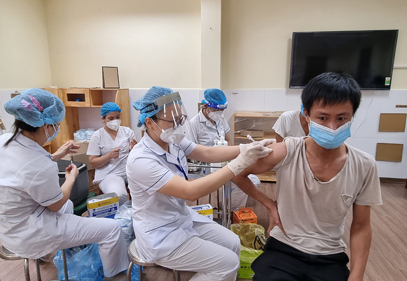 Toàn TP Hà Nội đã tiêm được 6.874.152 mũi vaccine Covid-19 - Ảnh 1