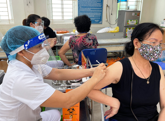 Hà Đông: Gần 99% người dân từ 18 tuổi trở lên được tiêm vaccine phòng Covid-19 - Ảnh 1