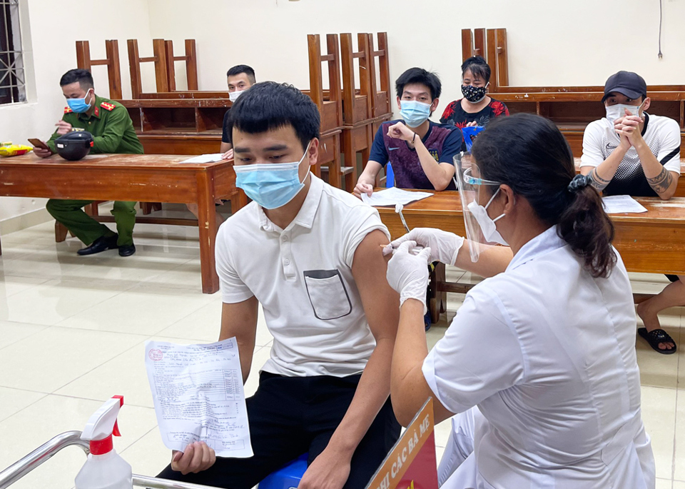 Hà Đông: Hình ảnh sinh động trong những ngày xét nghiệm diện rộng và tiêm vaccine phòng Covid-19 - Ảnh 1