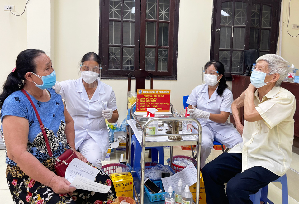 Hà Đông: Hình ảnh sinh động trong những ngày xét nghiệm diện rộng và tiêm vaccine phòng Covid-19 - Ảnh 13