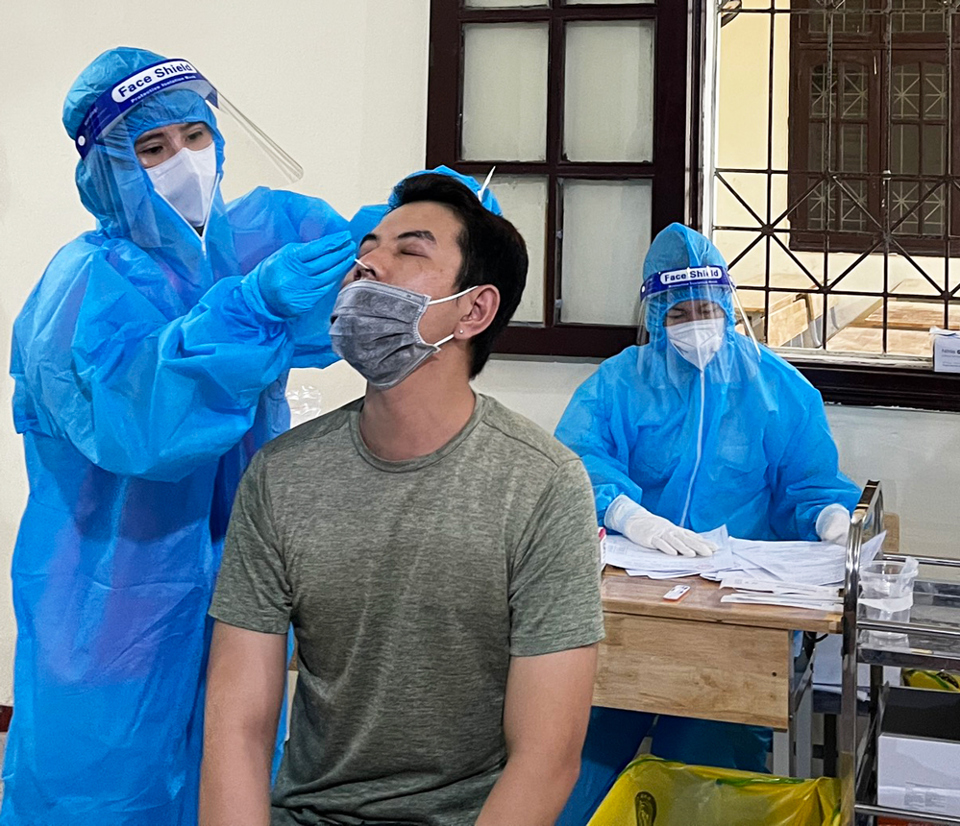 Hà Đông: Hình ảnh sinh động trong những ngày xét nghiệm diện rộng và tiêm vaccine phòng Covid-19 - Ảnh 8