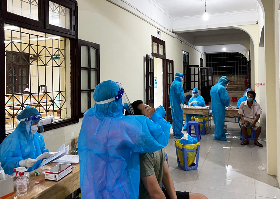 Hà Đông: Hình ảnh sinh động trong những ngày xét nghiệm diện rộng và tiêm vaccine phòng Covid-19 - Ảnh 9