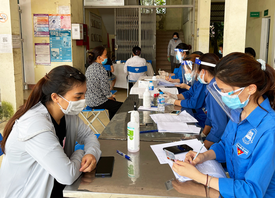 Hà Đông: Hình ảnh sinh động trong những ngày xét nghiệm diện rộng và tiêm vaccine phòng Covid-19 - Ảnh 7