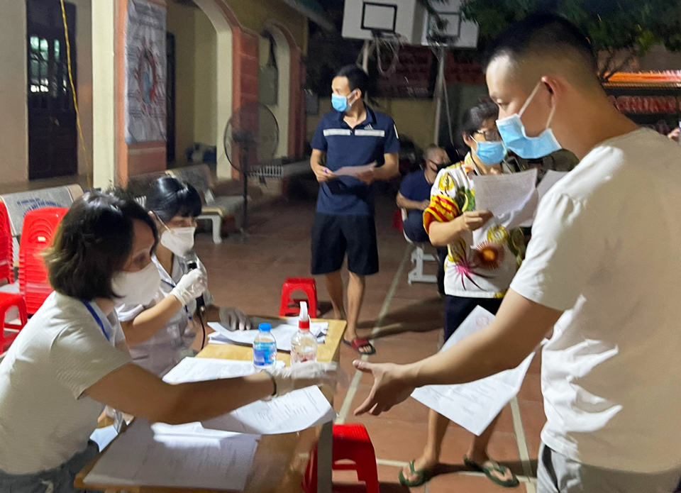 Hà Đông: Hình ảnh sinh động trong những ngày xét nghiệm diện rộng và tiêm vaccine phòng Covid-19 - Ảnh 3