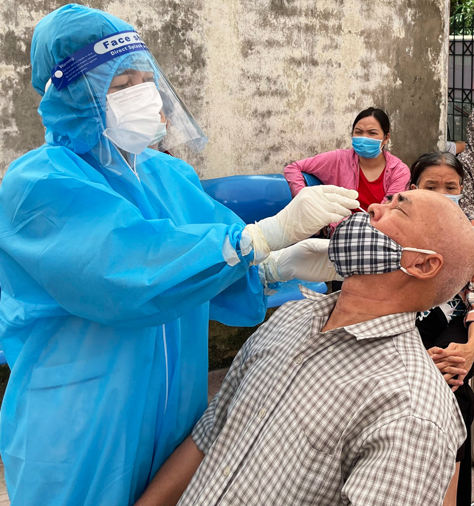 Hà Đông: Hình ảnh sinh động trong những ngày xét nghiệm diện rộng và tiêm vaccine phòng Covid-19 - Ảnh 6
