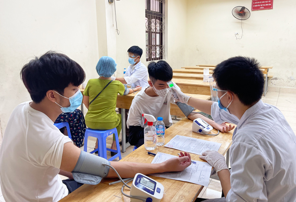 Hà Đông: Hình ảnh sinh động trong những ngày xét nghiệm diện rộng và tiêm vaccine phòng Covid-19 - Ảnh 10