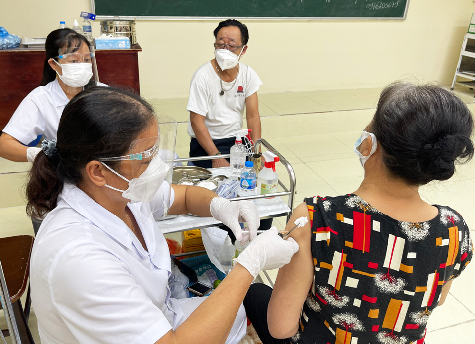 Hà Đông: Hình ảnh sinh động trong những ngày xét nghiệm diện rộng và tiêm vaccine phòng Covid-19 - Ảnh 12