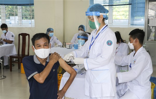 Lãnh đạo huyện Gia Lâm thăm hỏi, động viên lực lượng y tế tỉnh Bắc Ninh hỗ trợ huyện chống dịch - Ảnh 2