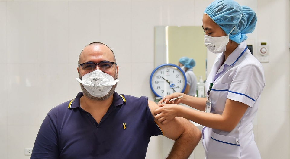 "Tiêm vaccine cho người nước ngoài ở Việt Nam là một phần trong tiến trình đạt miễn dịch cộng đồng" - Ảnh 1