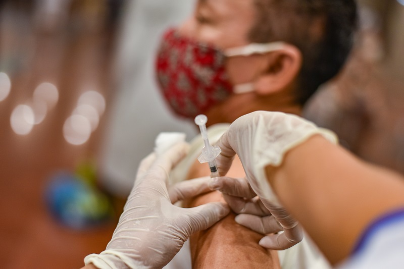 Hình ảnh ấn tượng tiêm vaccine Covid-19 vào buổi tối tại Hoàn Kiếm, Hà Nội - Ảnh 7