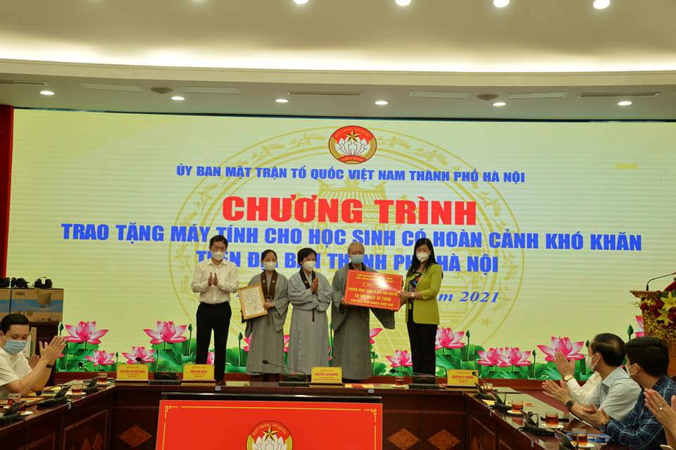 MTTQ TP Hà Nội tiếp nhận và trao tặng 43 bộ máy tính cho học sinh có hoàn cảnh khó khăn - Ảnh 2