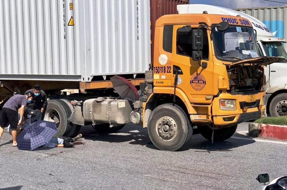 Tai nạn giao thông mới nhất hôm nay (30/9): Xe máy va chạm container, 1 người chết, 1 người nguy kịch - Ảnh 1