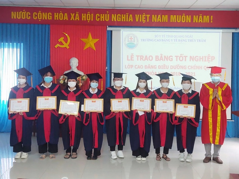 Quảng Ngãi: 8 sinh viên nhận bằng tốt nghiệp trước giờ vào tâm dịch Covid-19 - Ảnh 1