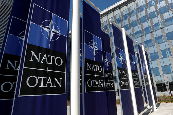 NATO nói gì sau khi Nga quyết định đóng cửa phái bộ ngoại giao? - Ảnh 1