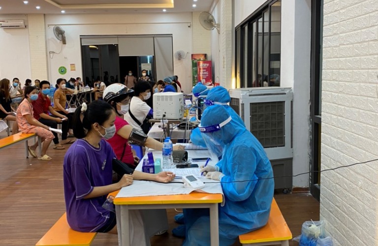 [Ảnh] "Chong đèn" tiêm vaccine phòng Covid-19 cho người dân quận Hoàng Mai - Ảnh 7