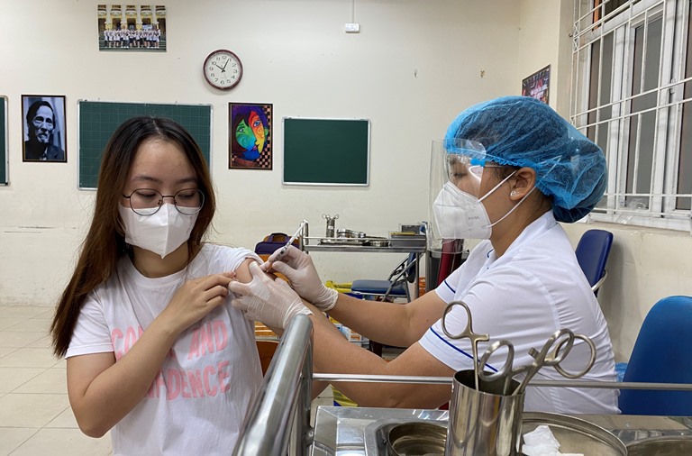 [Ảnh] "Chong đèn" tiêm vaccine phòng Covid-19 cho người dân quận Hoàng Mai - Ảnh 10