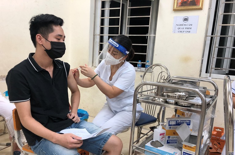[Ảnh] "Chong đèn" tiêm vaccine phòng Covid-19 cho người dân quận Hoàng Mai - Ảnh 5