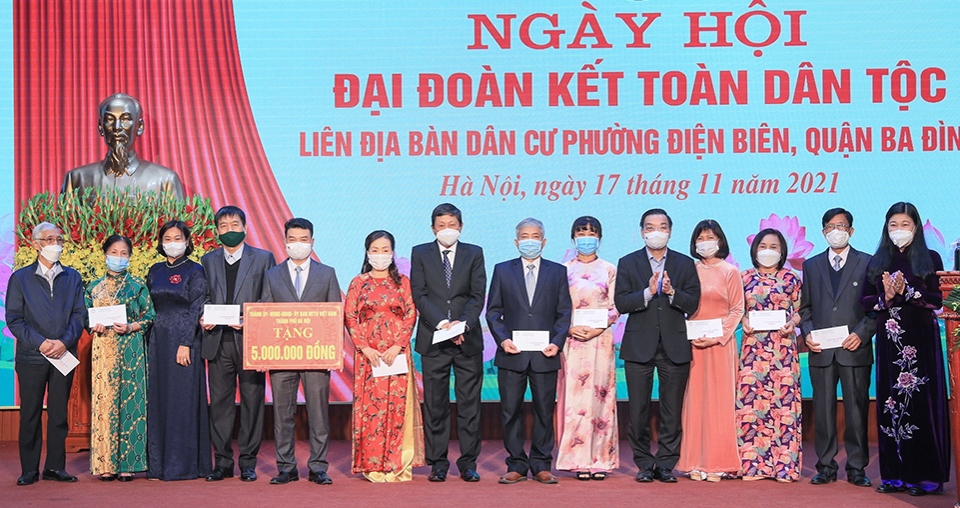 Chủ tịch nước Nguyễn Xuân Phúc dự Ngày hội Đại đoàn kết với Nhân dân phường Điện Biên - Ảnh 4